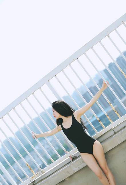 长腿美女天台死库水图片写真（3）