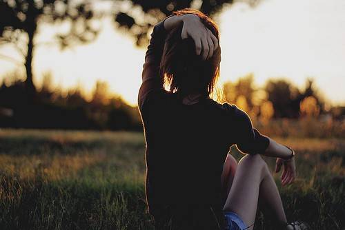 阳光女生背影小清新图片