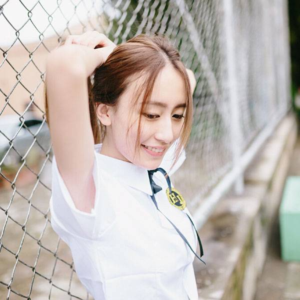 白皙养眼美女制服清新写真（2）