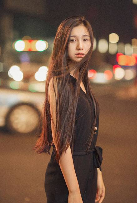长发养眼美女夜晚街拍图片写真（1）