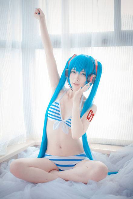 贫乳萌妹miku比基尼手办cos（）