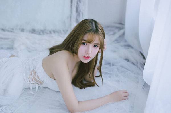 日系养眼美女室内白丝福利写真（4）