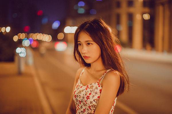 甜美养眼美女夜晚街拍写真（10）