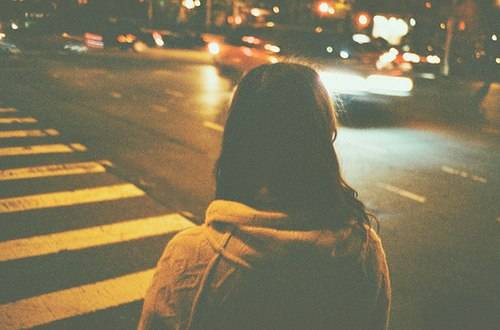 一个孤单背影的唯美文艺风女生街拍摄影