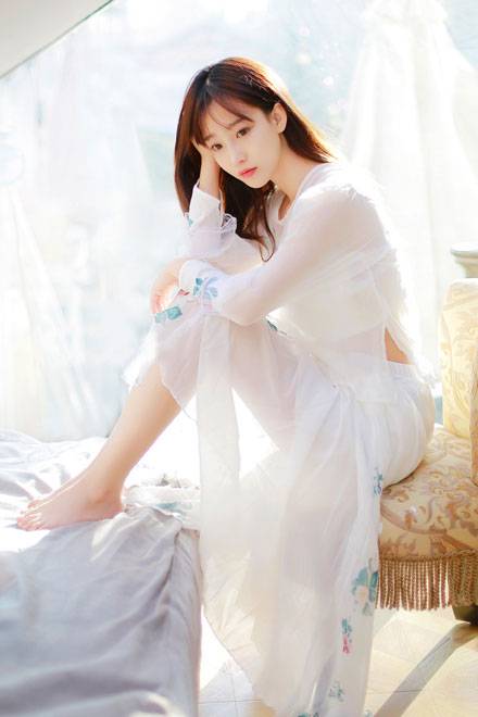 气质养眼美女室内写真（8）