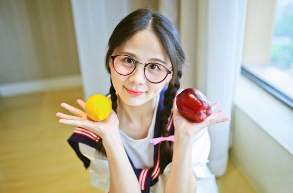 双马尾可爱美女室内清新写真（1）