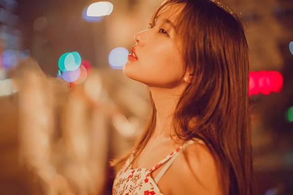 甜美养眼美女夜晚街拍写真（4）