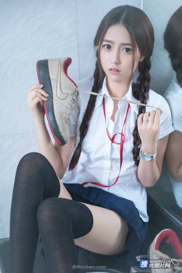 清纯学生妹洗手台写真-那对麻花辫子好可爱第7张图片