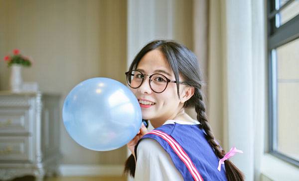 双马尾可爱美女室内清新写真（9）