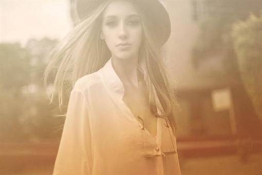 暖色调唯美的女生长发及腰小清新图片