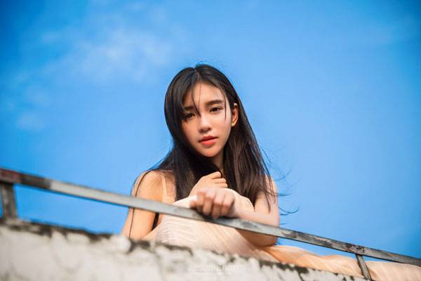 气质养眼美女天台写真（3）