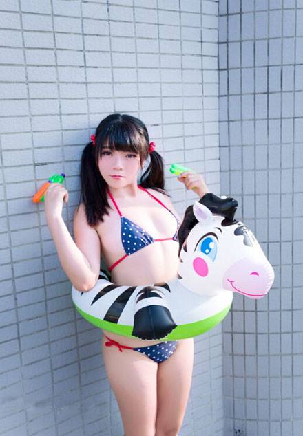 可爱双马尾美女天台比基尼图片写真（8）