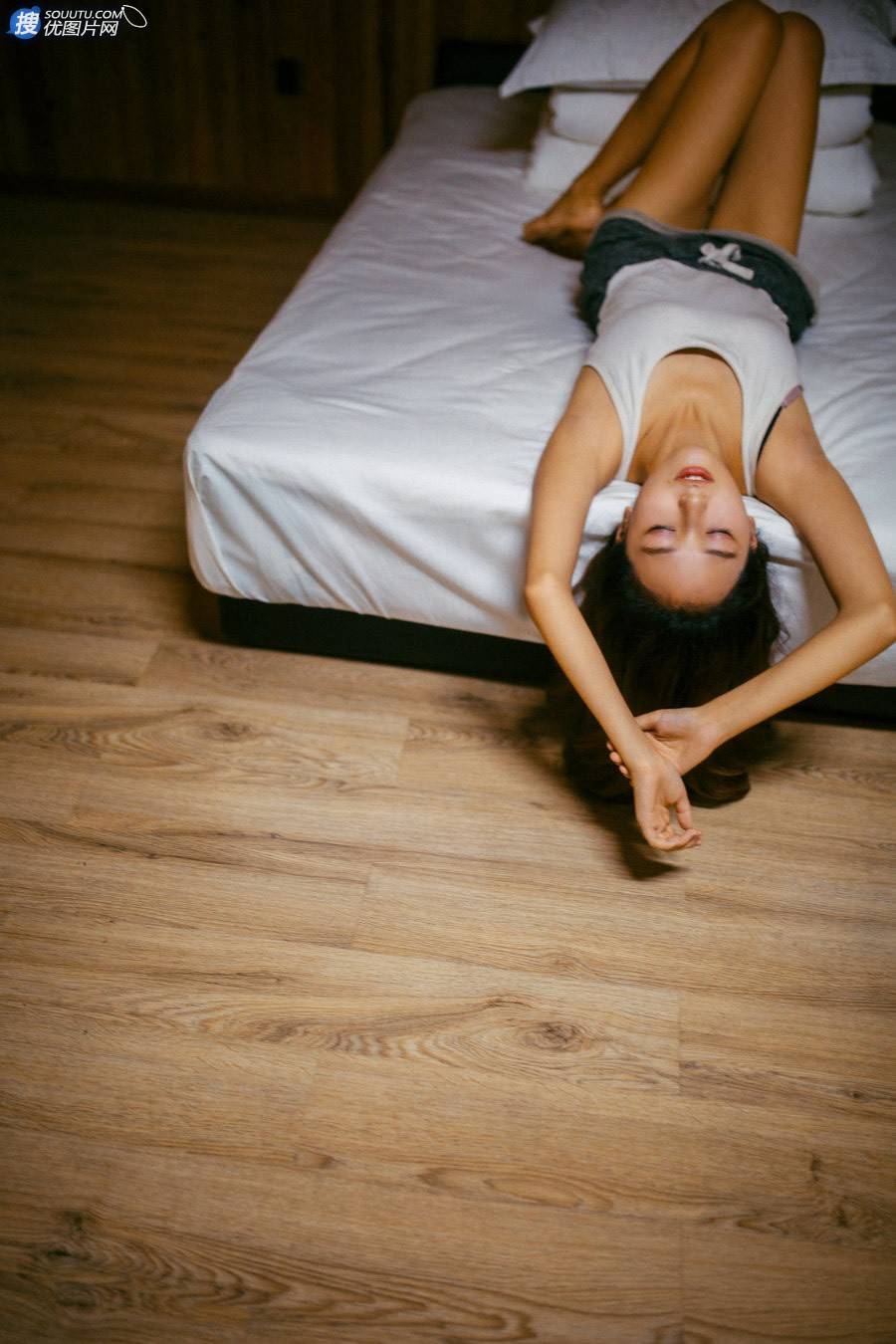 可爱萌妹木屋阁楼休闲写真 居家短裤显修长美腿第4张图片