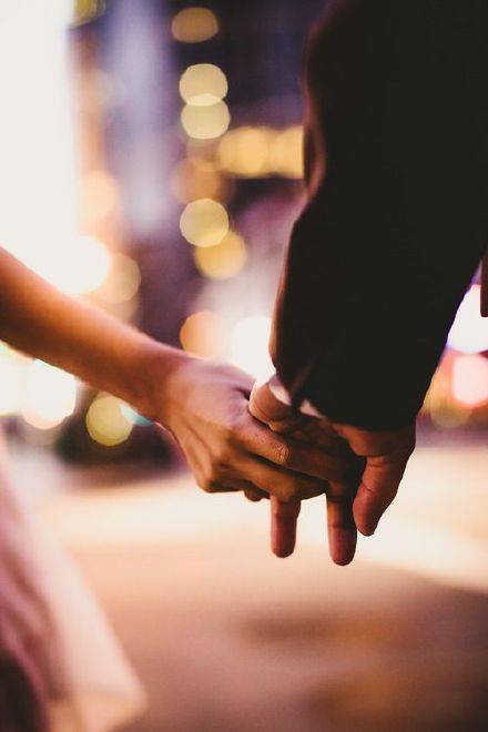 浪漫甜美的情侣牵手的唯美小清新图片