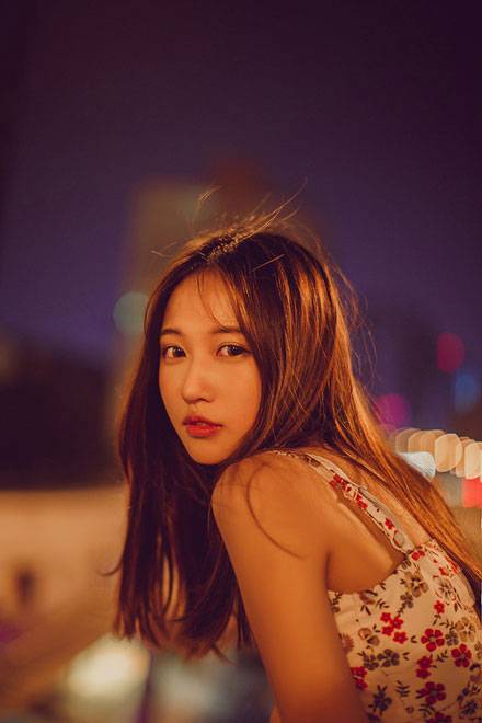 甜美养眼美女夜晚街拍写真（12）