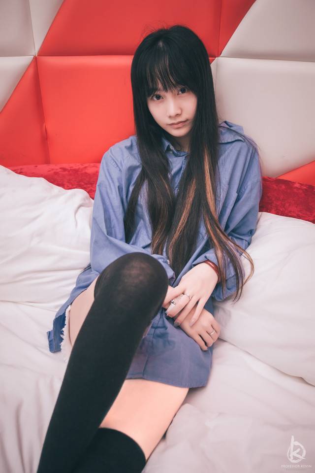 穿男士衬衫的少女-968