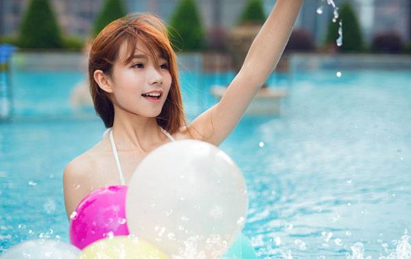 治愈系萌妹泳池俏皮图片写真（6）