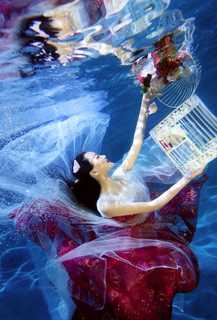 川外校花罗秋韵水中唯美写真（6）