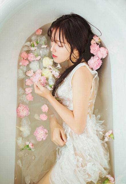 红唇美女浴缸湿身诱惑唯美写真图片写真（2）