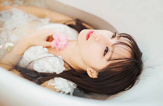 红唇美女浴缸湿身诱惑唯美写真图片写真（10）