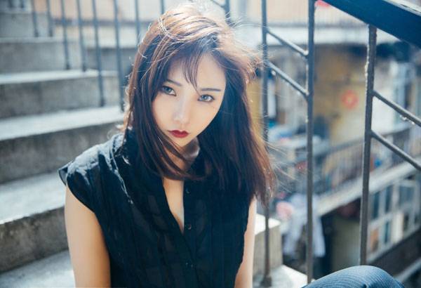 日系红唇美女户外帅气图片写真（1）
