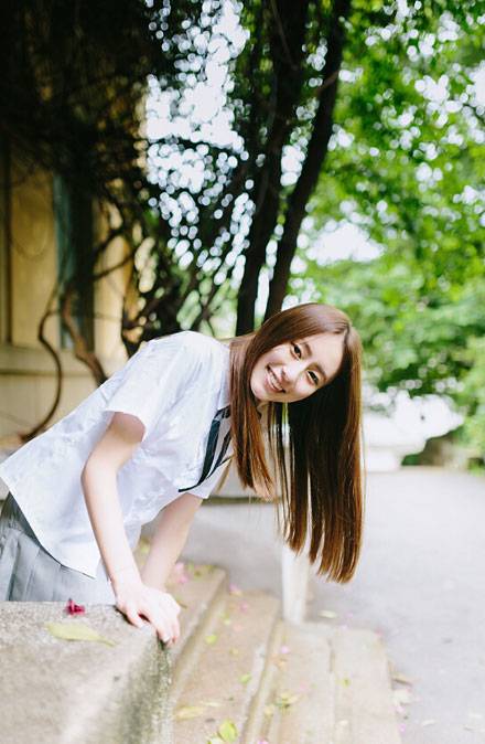 白皙养眼美女制服清新写真（10）