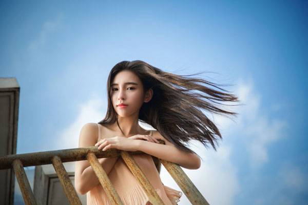 气质养眼美女天台写真（1）