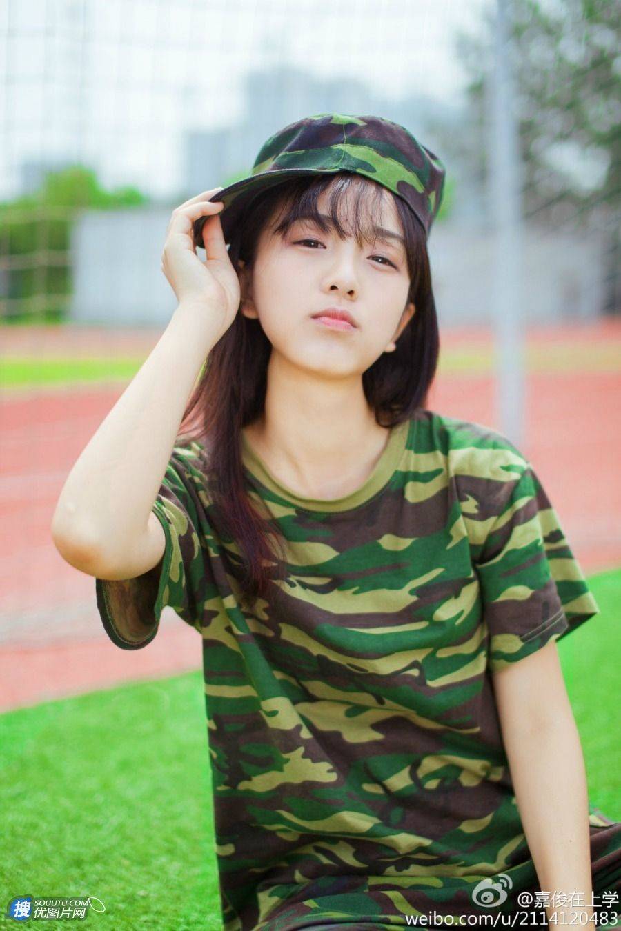 军训清纯女神 身穿迷彩服可爱高清图片第2张图片
