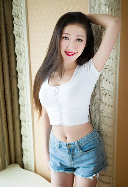 性感红唇美女室内图片写真（4）