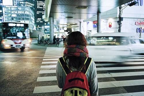 一个孤单背影的唯美文艺风女生街拍摄影