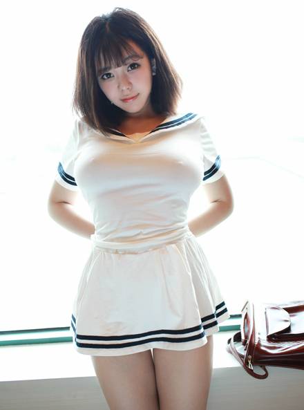 G奶嫩模刘飞儿室内水手服最新写真（1）