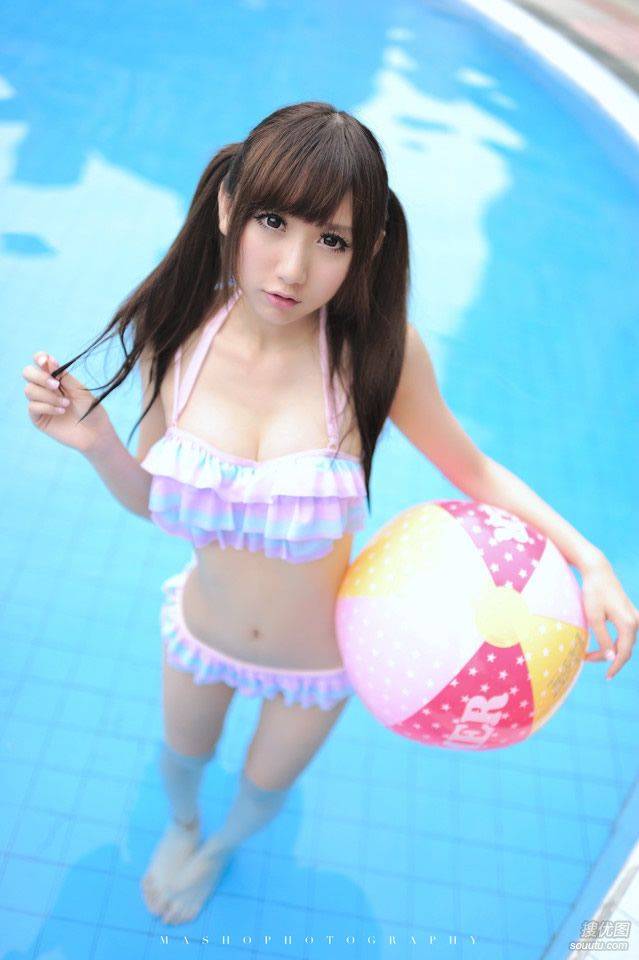 清纯丰满比基尼美少女泳池戏水图片第3张图片