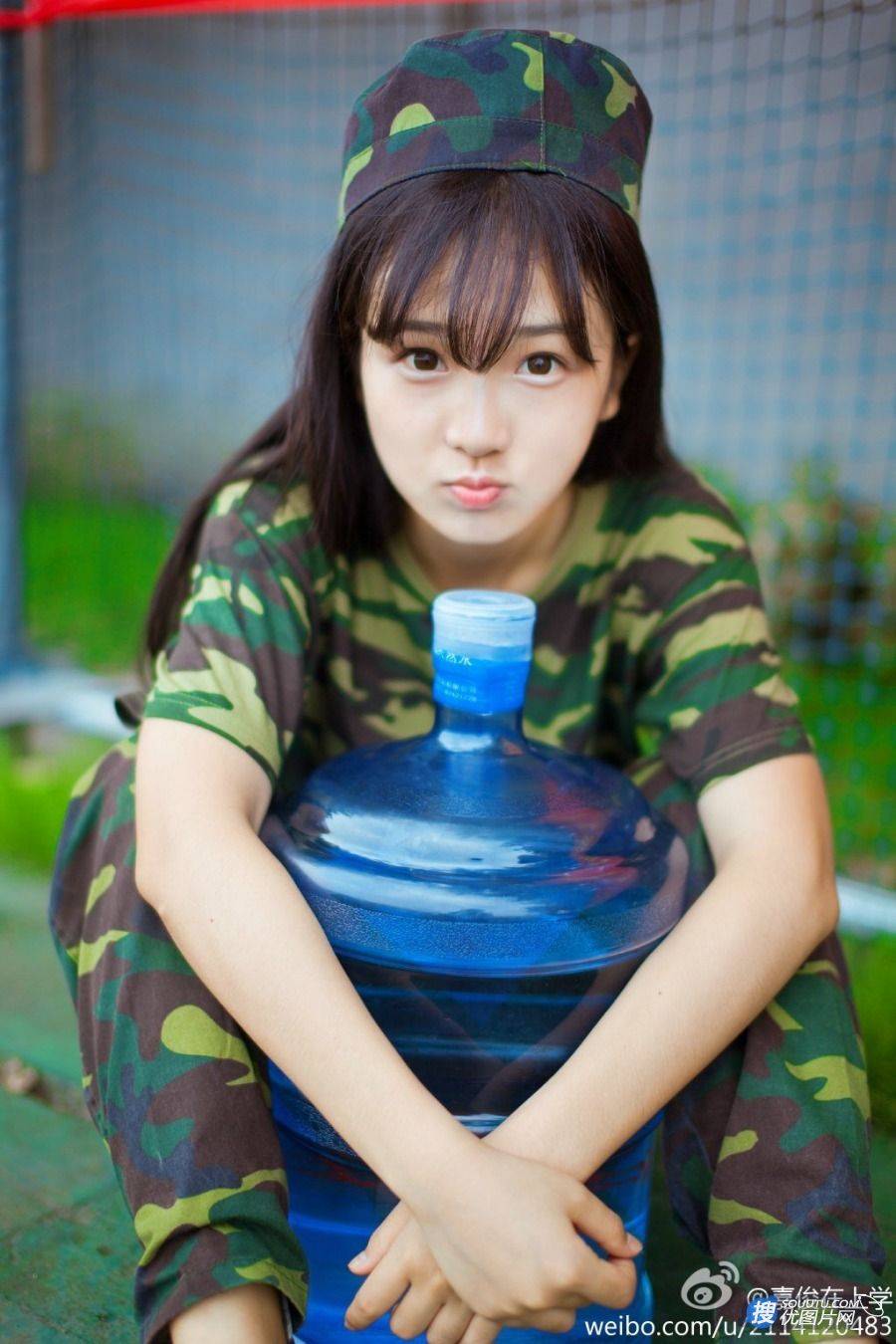 军训清纯女神 身穿迷彩服可爱高清图片第3张图片