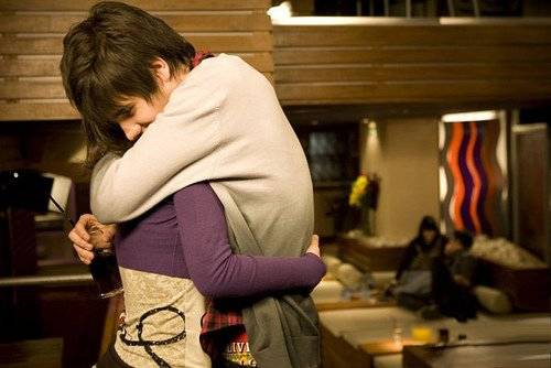 情侣甜蜜拥抱在一起的唯美小清新图片