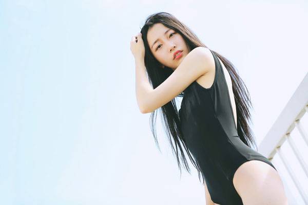 长腿美女天台死库水图片写真（15）