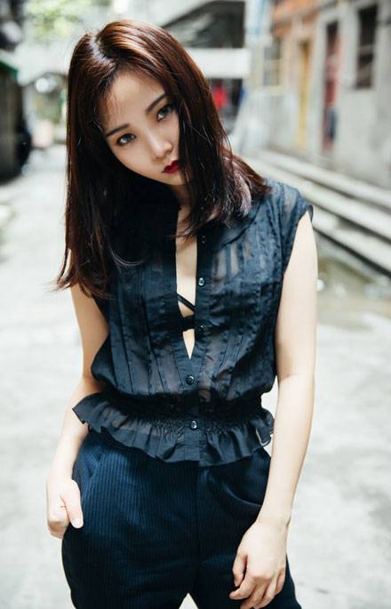 日系红唇美女户外帅气图片写真（9）