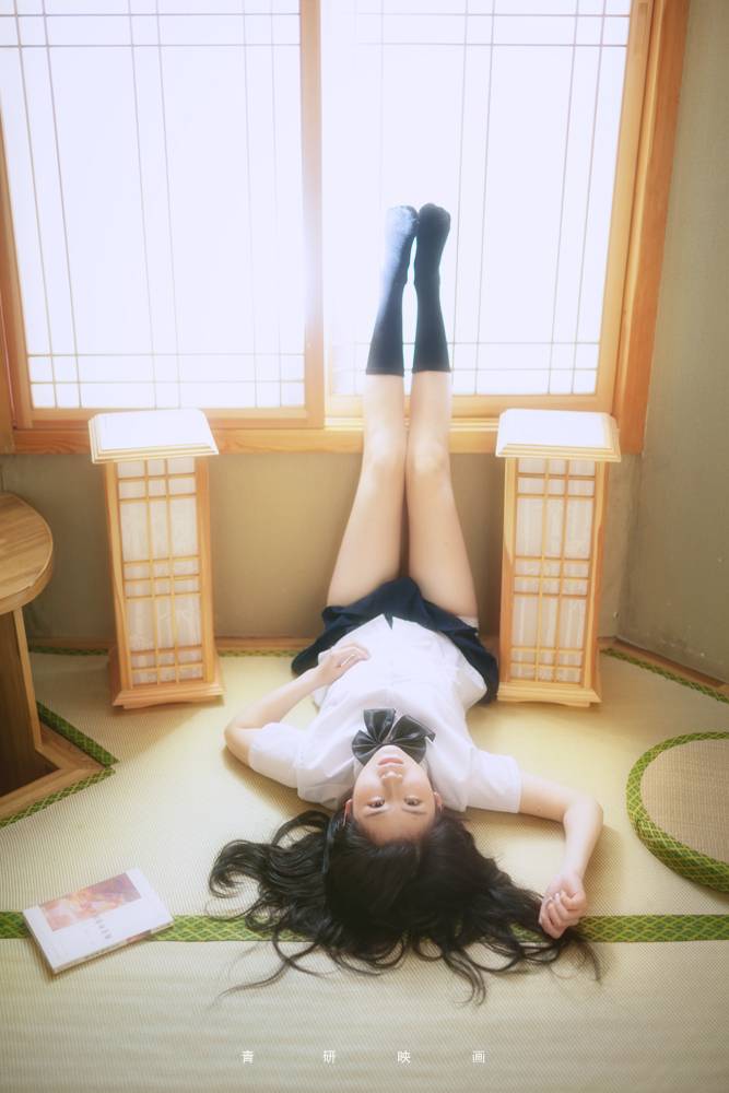 白衬衫,黑裙,长筒袜3