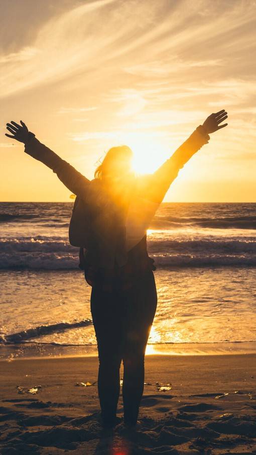 文艺有意境的沙滩逆光图片