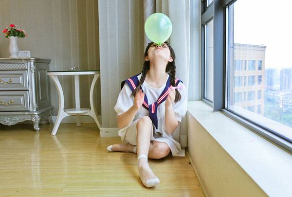 双马尾可爱美女室内清新写真（7）