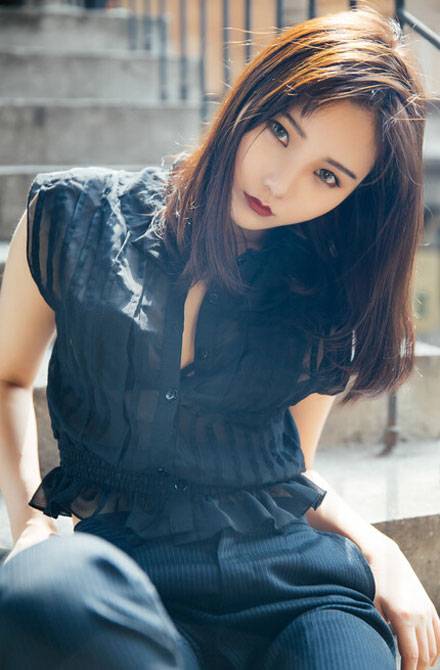 日系红唇美女户外帅气图片写真（6）