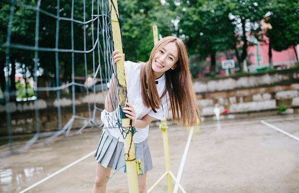 白皙养眼美女制服清新写真（5）