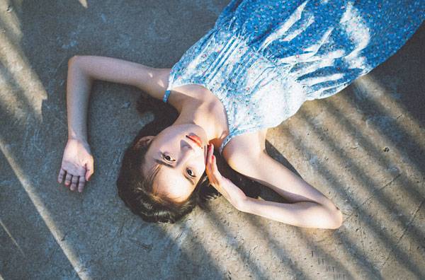 日系养眼美女户外胶片写真（10）