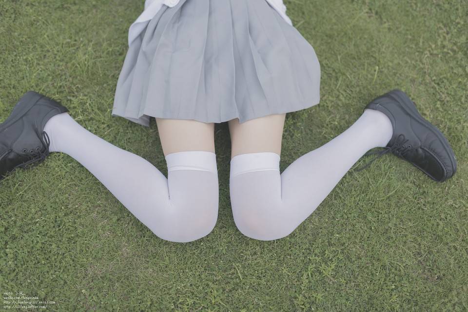 白色绝对领域外拍