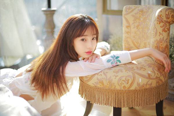 气质养眼美女室内写真（1）