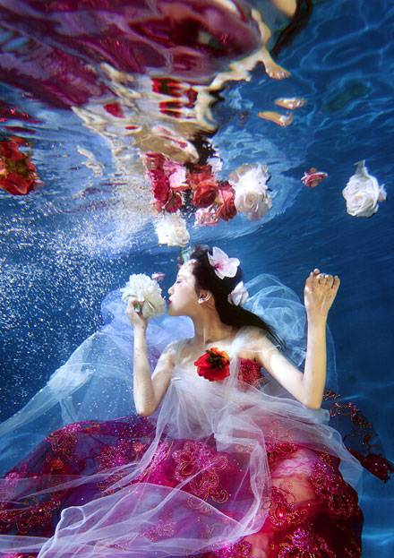 川外校花罗秋韵水中唯美写真（8）