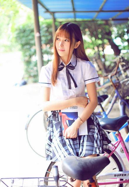 嫩模张优制服校园清新写真（12）