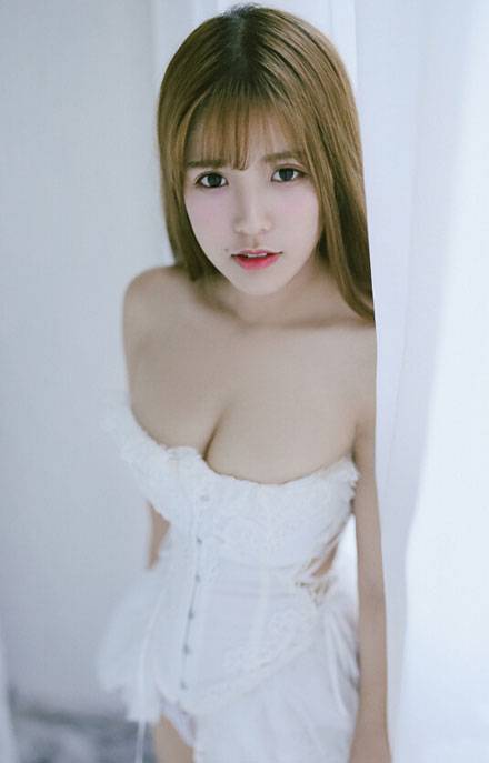 日系养眼美女室内白丝福利写真（8）