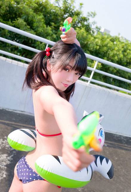 可爱双马尾美女天台比基尼图片写真（5）