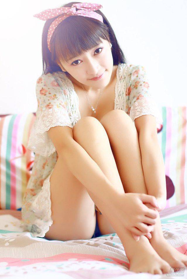 齐刘海清纯美女图片-刘海妹子闺房的秘密第1张图片