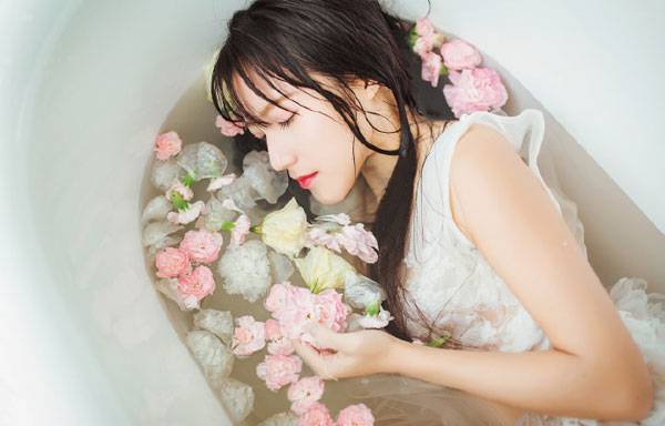 红唇美女浴缸湿身诱惑唯美写真图片写真（5）